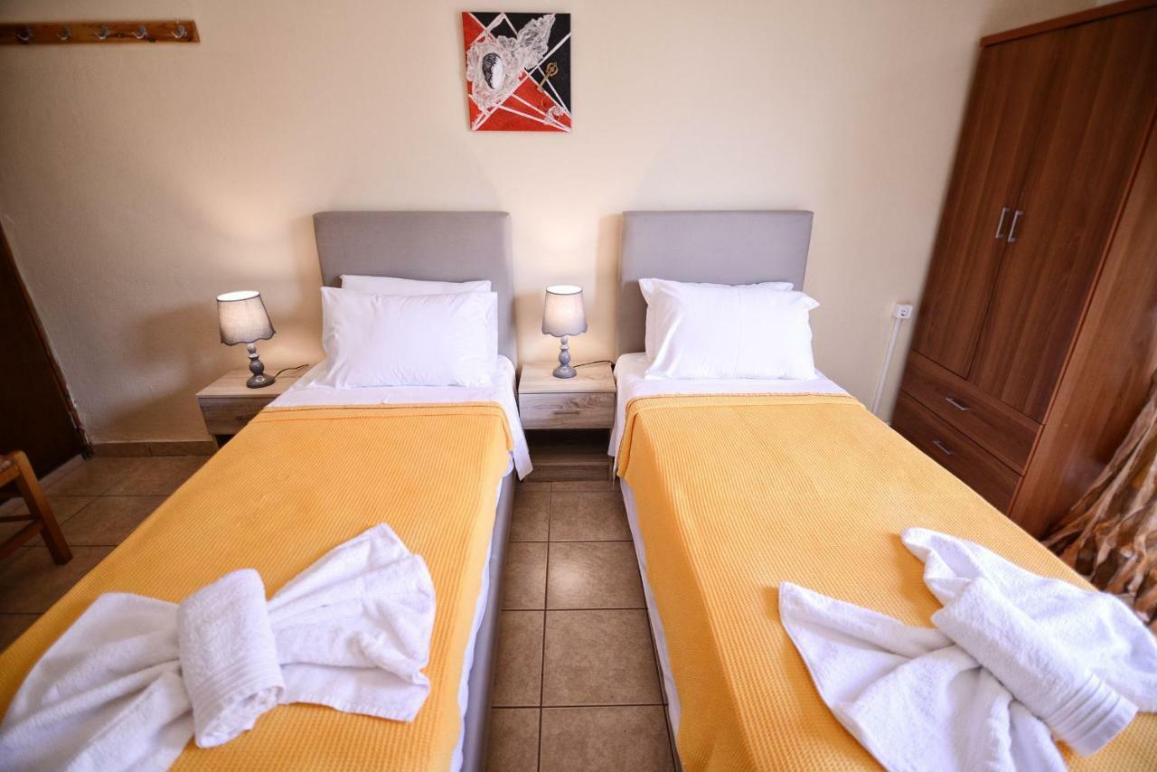 To Gefyraki Rooms Agios Kirykos  Exterior photo