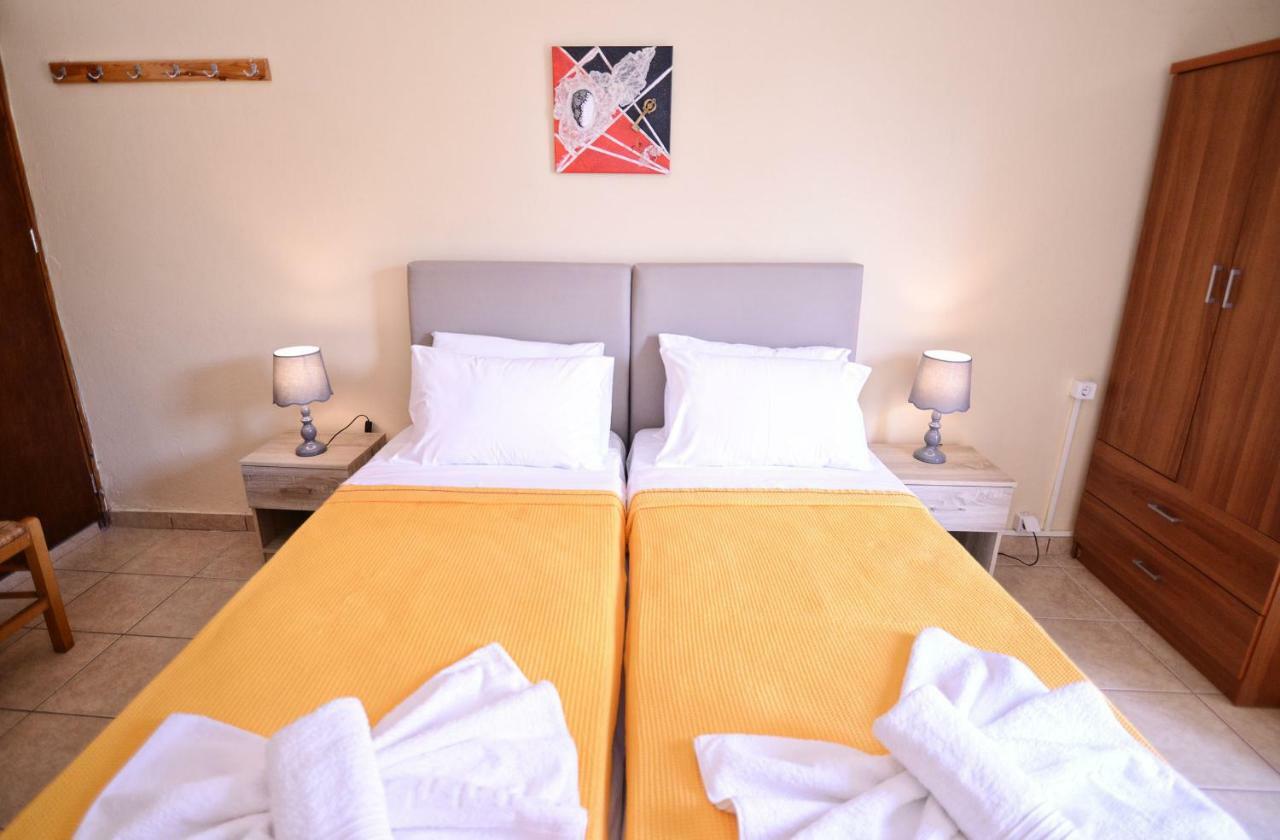 To Gefyraki Rooms Agios Kirykos  Exterior photo