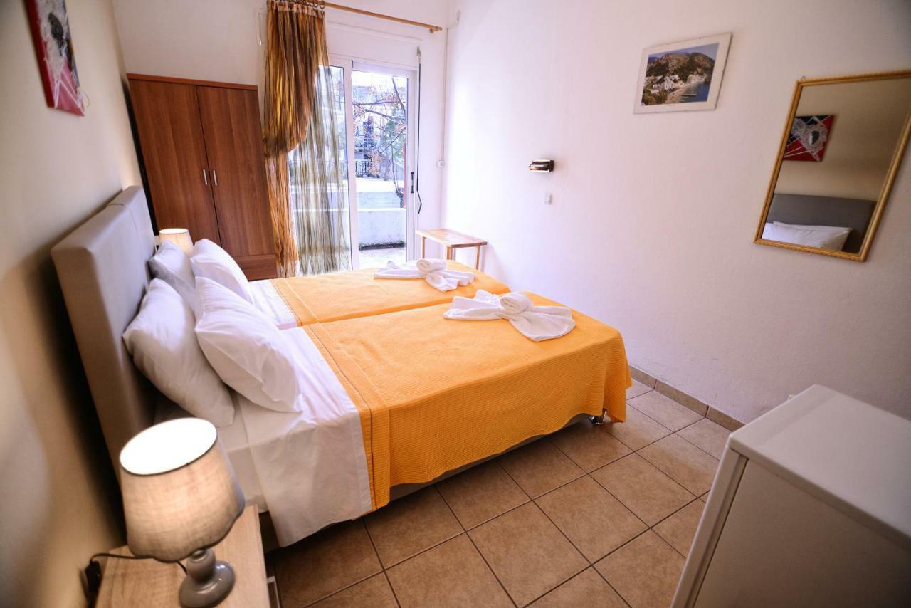 To Gefyraki Rooms Agios Kirykos  Exterior photo